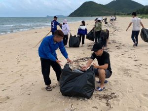 thanh niên hoạt động vì môi trường nước biển